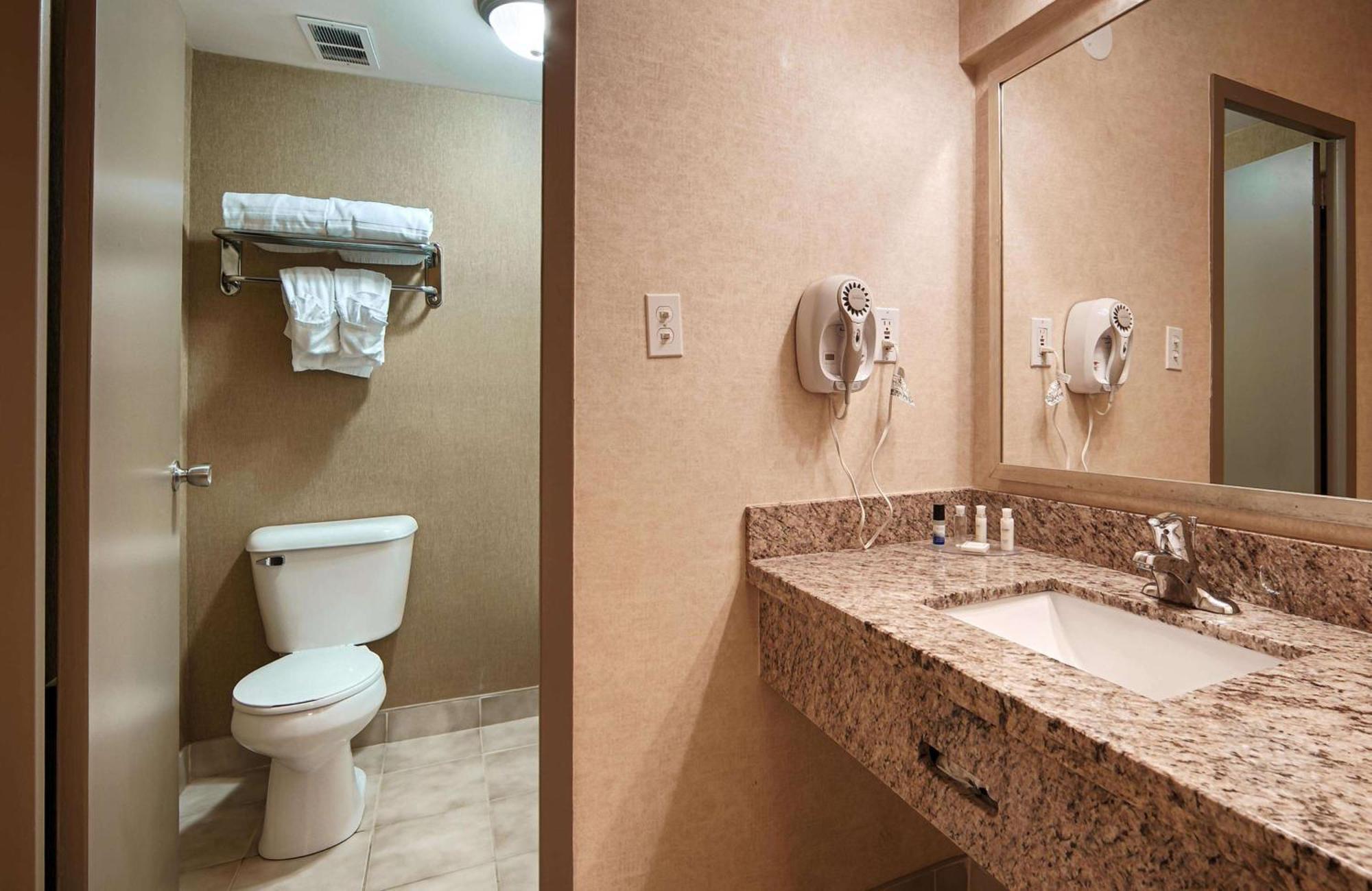 Best Western Plus Durham Hotel & Conference Centre オシャワ エクステリア 写真